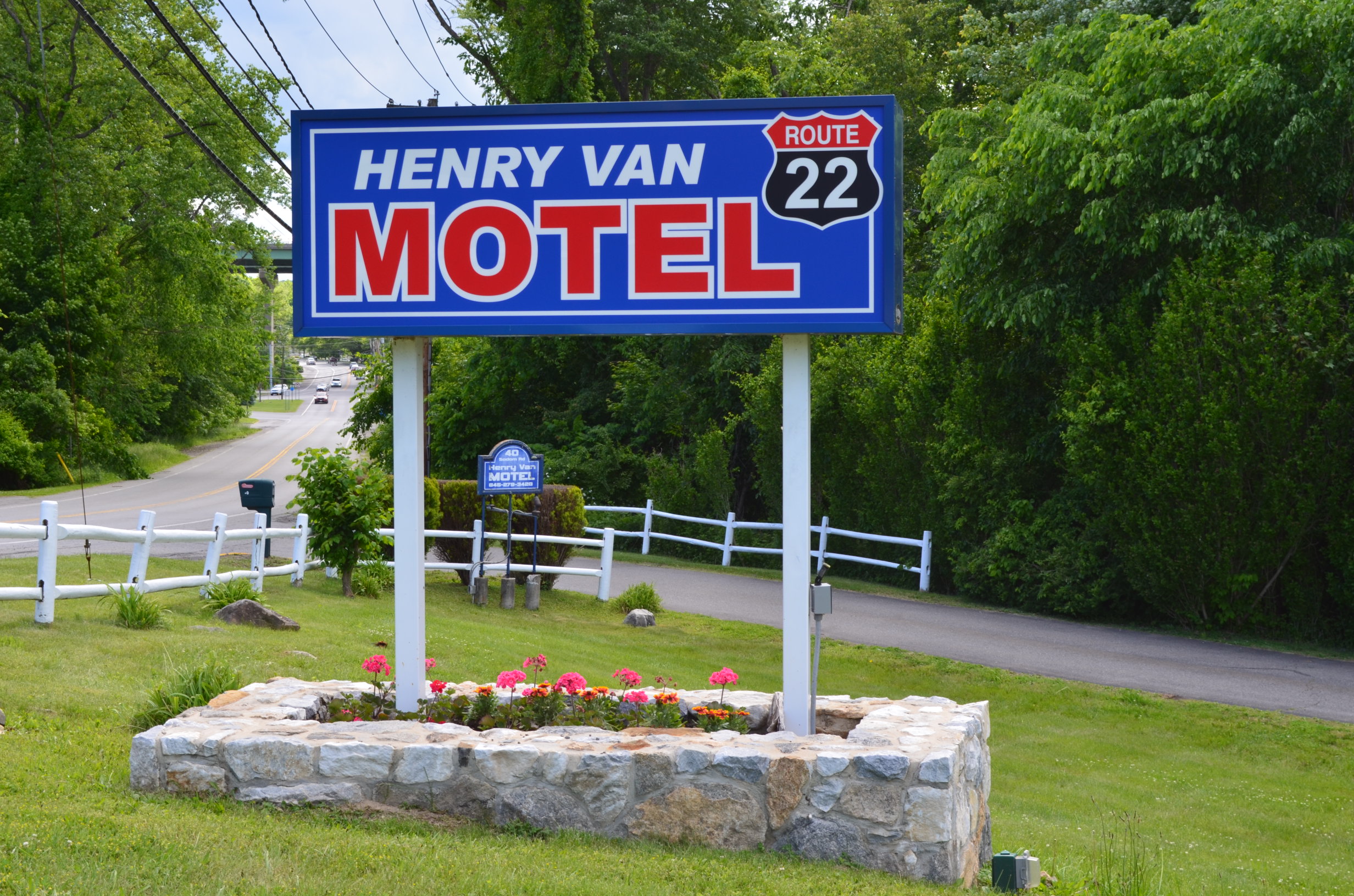 Henry Van Motel — Exterior